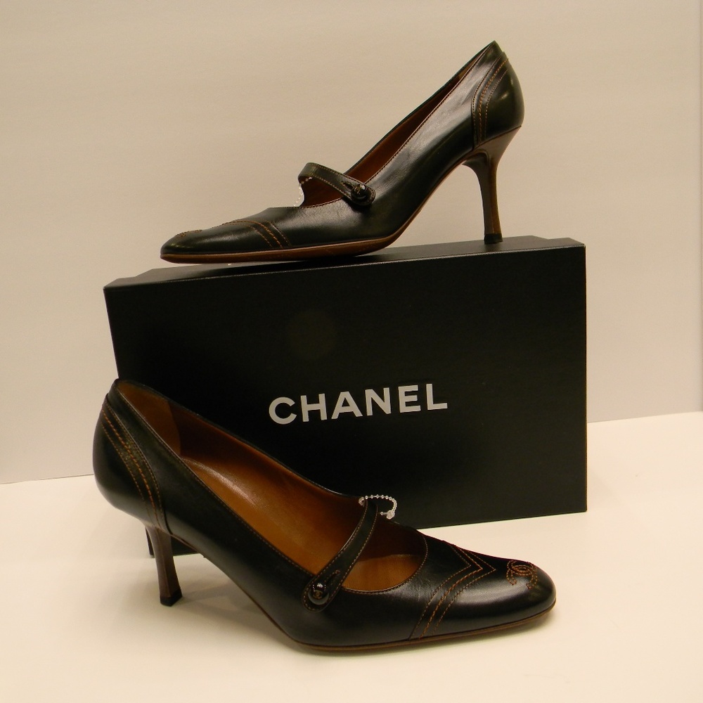 NEW RARE Chanel strapped leather pump  37.5 us 7.5